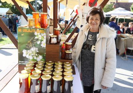Cirerjeva ponudba medu, propolisa, cvetnega prahu...